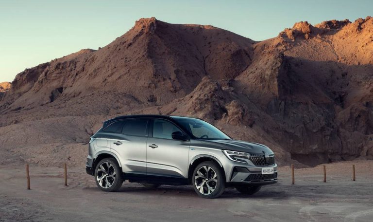 Face avant du Renault Austral devant une montagne désertique, avec un design audacieux et une silhouette imposante
