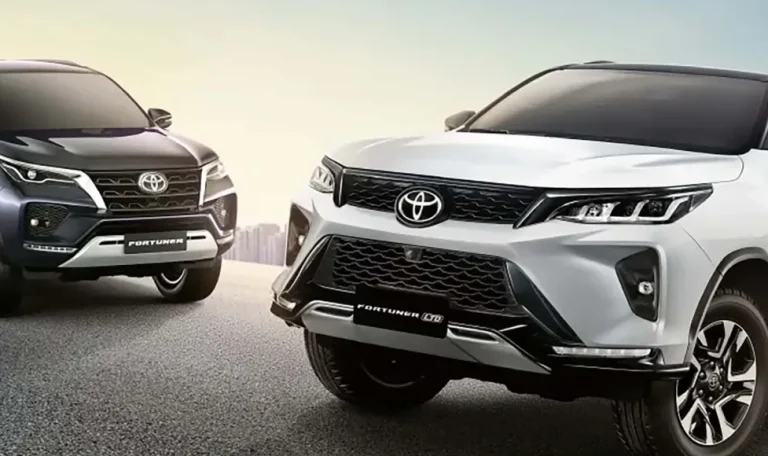 Deux Toyota Fortuner, un blanc et un noir, côte à côte, prêts pour une aventure tout-terrain