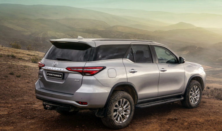 Face arrière du Toyota Fortuner devant un paysage montagneux, mettant en valeur sa robustesse et sa capacité tout-terrain