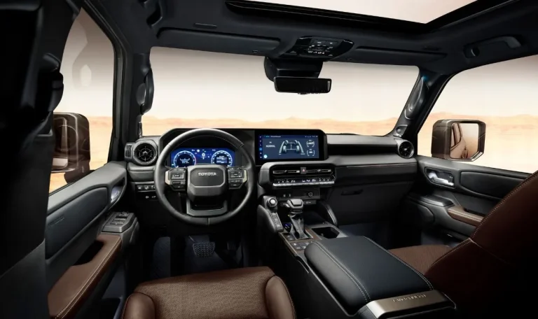 Intérieur du Toyota New Prado, design luxueux et moderne avec tableau de bord numérique