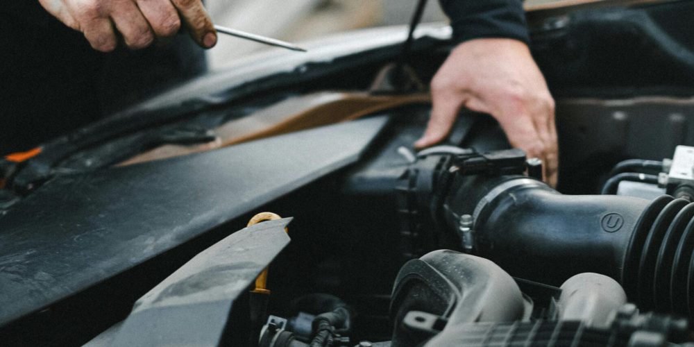 Photo de Anna Shvets: https://www.pexels.com/fr-fr/photo/mains-service-automobile-voiture-4315574/